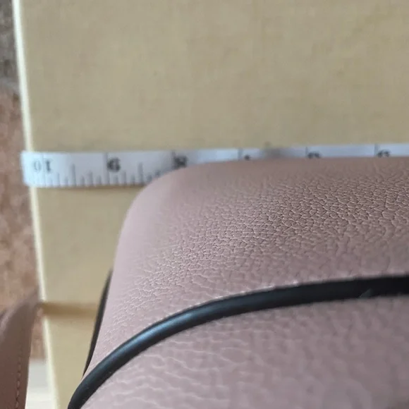 ⭐️ NEW Elegant Pink and White Crossbody Bag - Picture 5 of 9